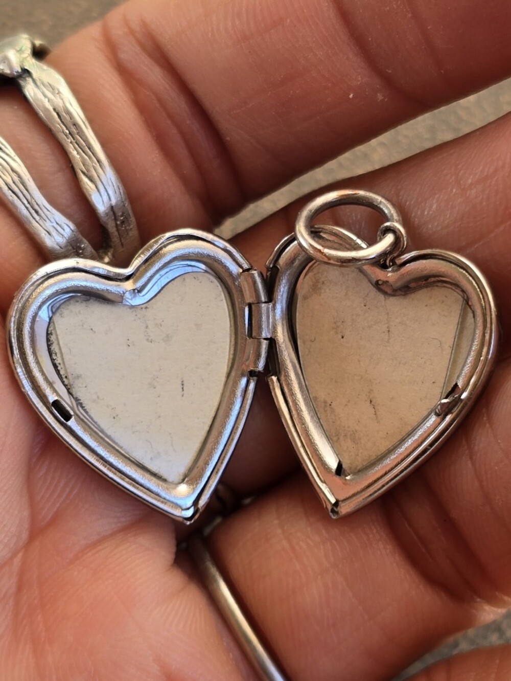 Brushed 925 sterling silver diamond star/sun burst center heart locket - Picture 10 of 16